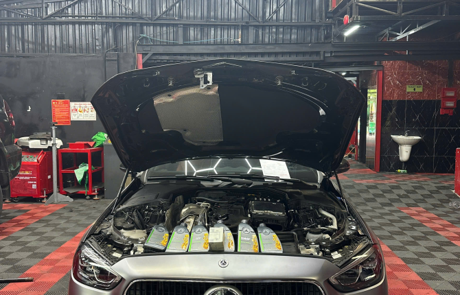 THAY NHỚT MERCEDES AMG
