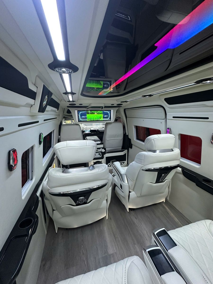 Nâng Cấp Limousine Toyota Hiace TpHCM