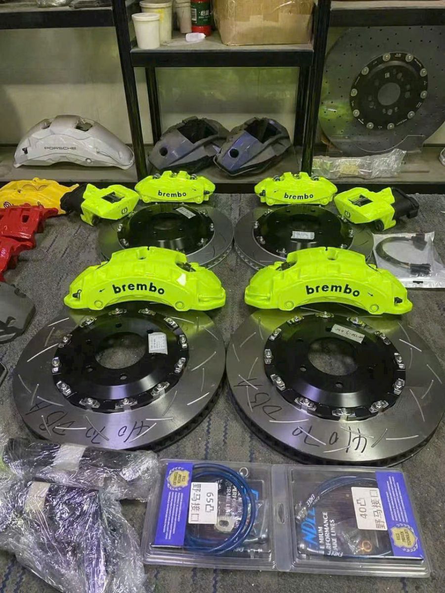 bộ phanh hiệu suất cao Brembo màu đỏ nổi bật trên xe thể thao
